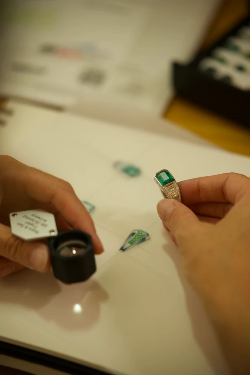 Détail du travail sur la bague émeraude