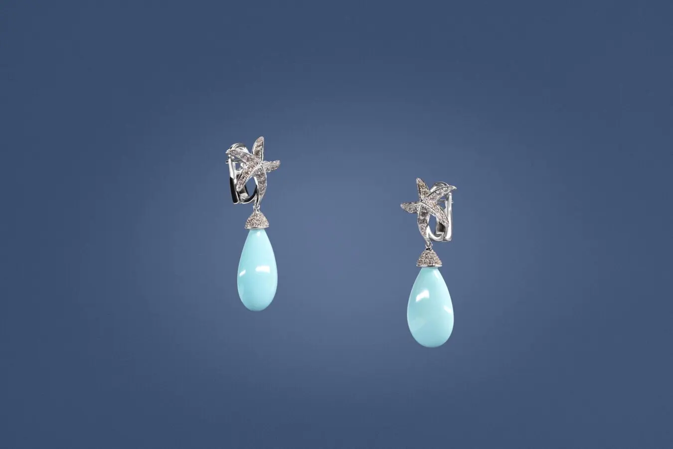 Turquoise earrings featured in Le Monde Économique
